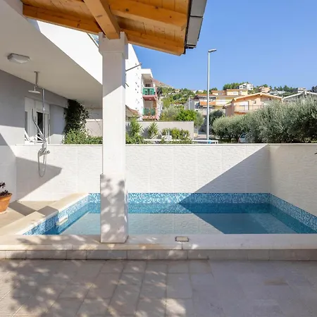2 Bedroom Awesome In Apartment