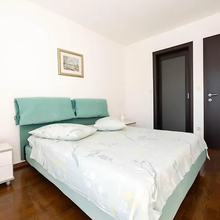 2 Bedroom Awesome In Apartamento