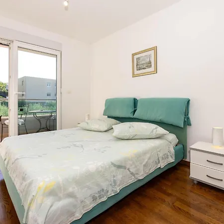 Apartamento 2 Bedroom Awesome In