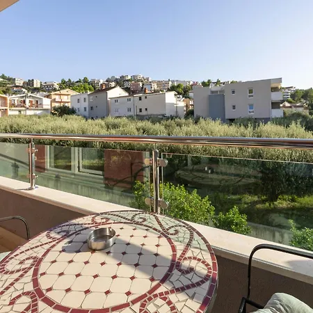 2 Bedroom Awesome In Apartment Podstrana