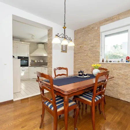 2 Bedroom Awesome In Apartment *