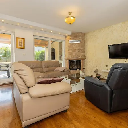 Apartment 2 Bedroom Awesome In *