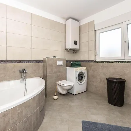 2 Bedroom Awesome In Apartment Podstrana