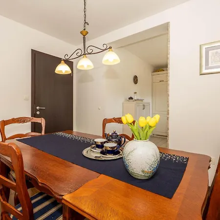 2 Bedroom Awesome In Apartment Podstrana