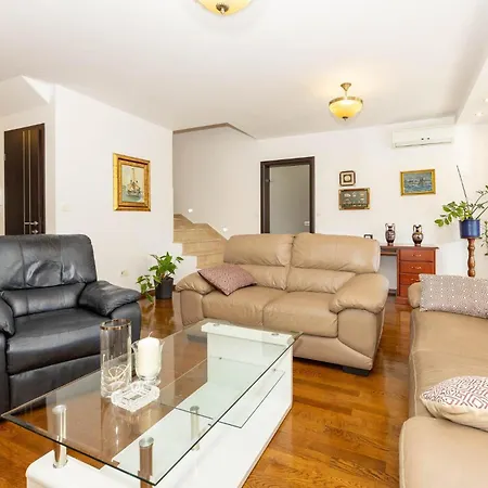 Apartment 2 Bedroom Awesome In